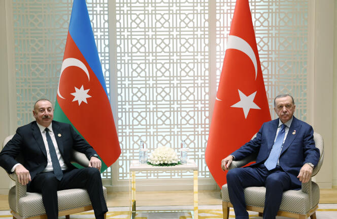 El presidente turco, Recep Tayyip Erdogan (derecha), se reúne con el presidente de Azerbaiyán, Ilham Aliyev, como parte de la primera Cumbre de Jefes de Estado entre Turquía, Azerbaiyán y Turkmenistán, en Awaza, Turkmenistán, el 14 de diciembre de 2022.