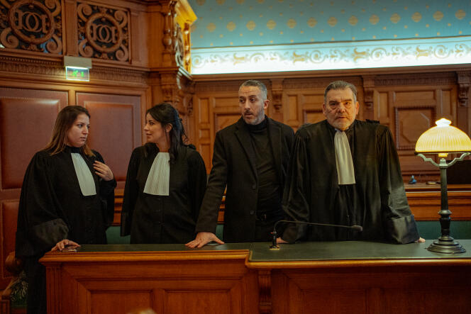 Farid El Haïry y su abogado Frank Berton, en la audiencia del tribunal de revisión, en París, el 15 de diciembre de 2022. 