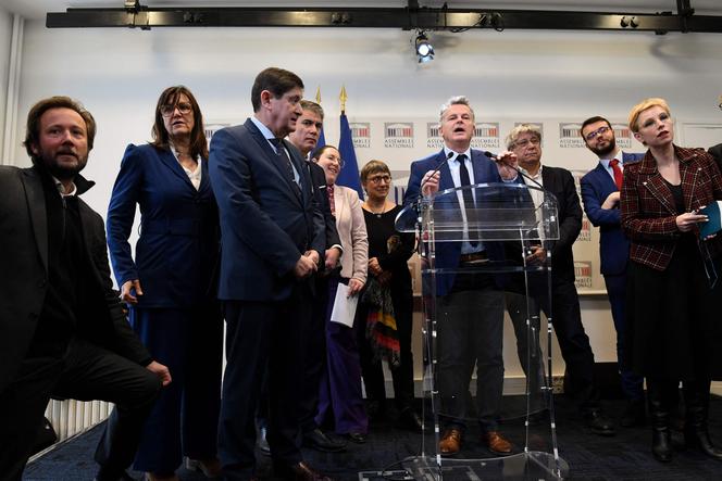 El primer secretario del PCF, Fabien Roussel, pronuncia un discurso en presencia de otros representantes de los Nupes, durante una conferencia de prensa del intergrupo, en la Asamblea Nacional, el 14 de diciembre de 2022.