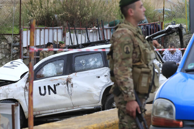 Soldados libaneses junto a un vehículo de mantenimiento de la paz en Al-Aqbiya, sur del Líbano, el jueves 15 de diciembre de 2022.
