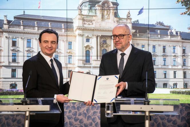 El primer ministro de Kosovo, Albin Kurti, con el ministro checo de Asuntos Europeos, Mikulas Bek, el 15 de diciembre de 2022 en Praga.