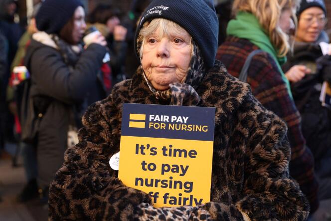 En Londres, una persona apoya la huelga de enfermeras del NHS con un cartel frente al Hospital St Mary's el jueves 15 de diciembre de 2022.