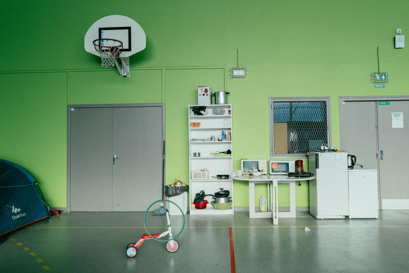 L'espace cuisine, dans le gymnase occupé et géré par Utopia 56, à Rennes, le 9 décembre 2022.