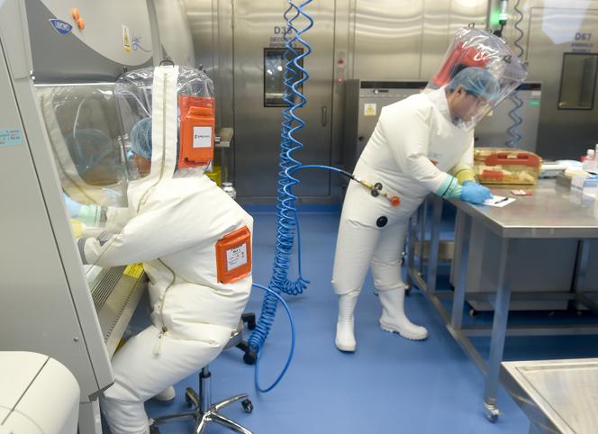 Researchers work in a laboratory or the Wuhan Virology Institute (WIV) in Wuhan in the province of Hubei in downtown China, on February 23, 2017.