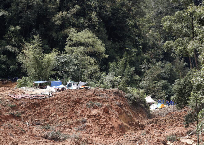 Ein Bild des Schadens, der durch einen Erdrutsch verursacht wurde, der einen Campingplatz in der Nähe der Stadt Batang Kali, Malaysia, begrub und am Freitag, den 16. Dezember 2022, mindestens 16 Menschen tötete.  