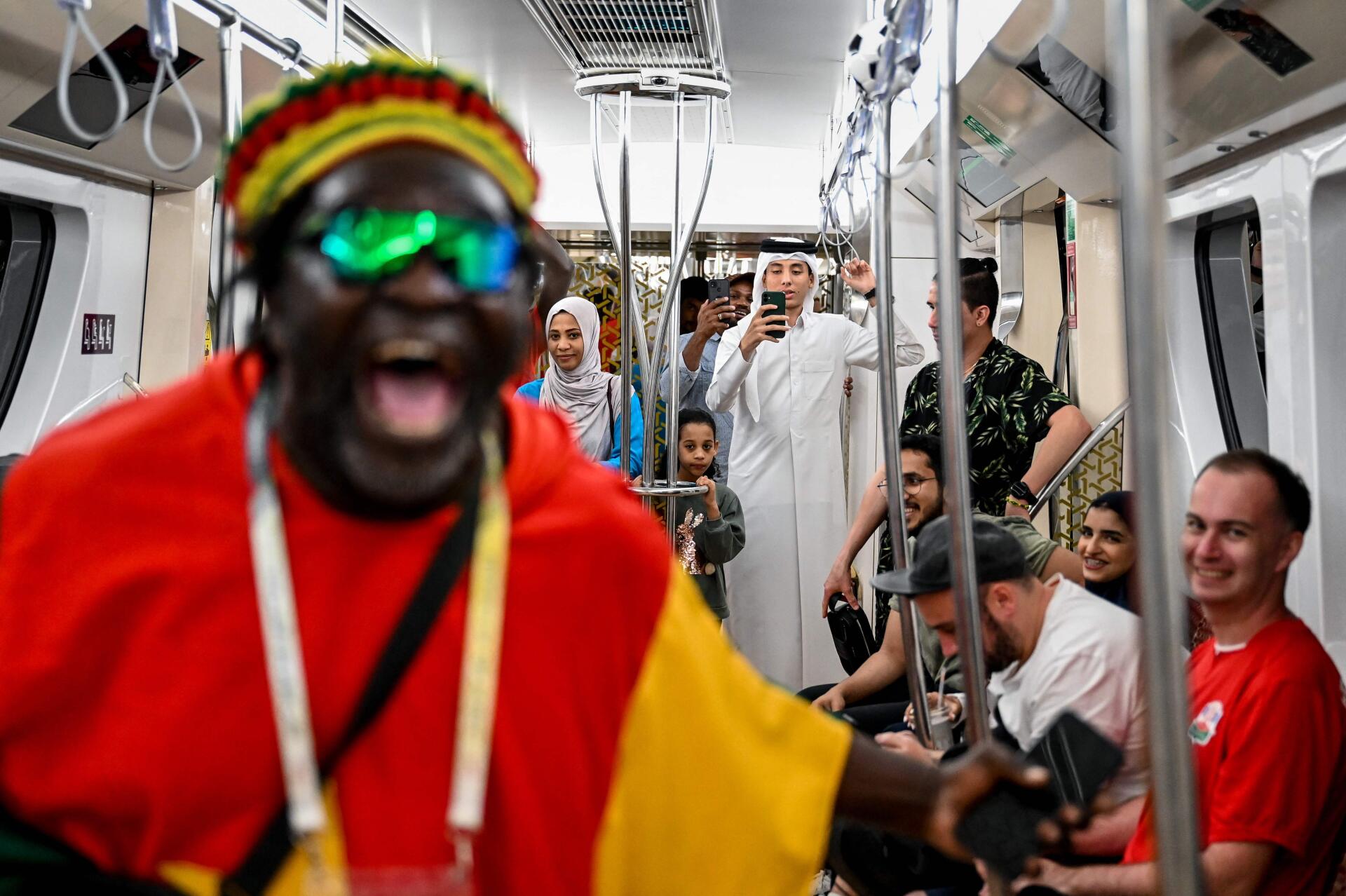  Supporteurs camerounais connus sous le nom de Zomo dans le métro de Doha, le 27 novembre 2022, pendant la Coupe du monde de football Qatar 2022. 