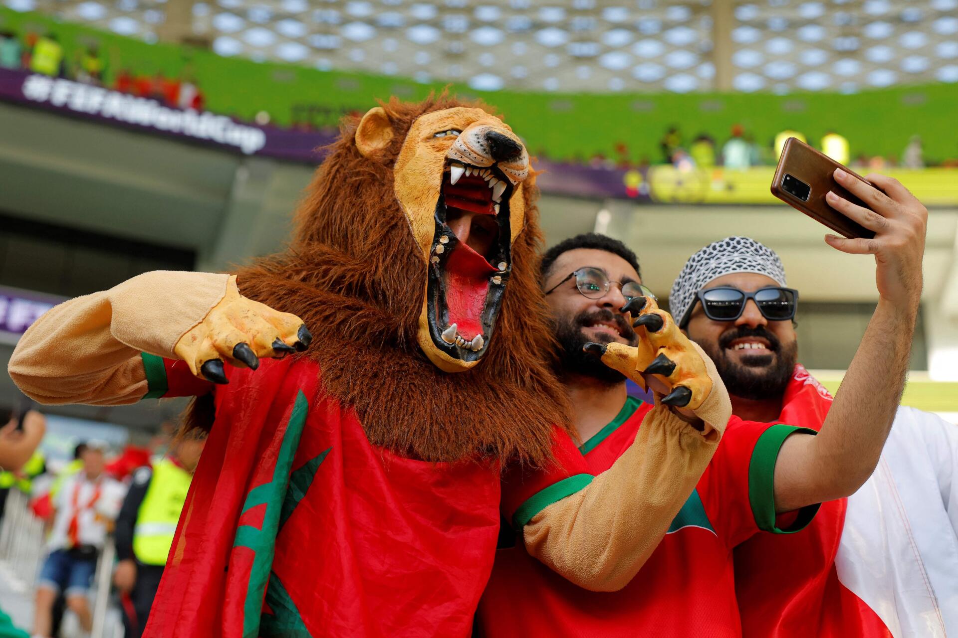 Supporteurs du Maroc avant le début du match de football du groupe F de la Coupe du monde Qatar 2022 entre la Belgique et le Maroc au stade Al-Thumama, à Doha, le 27 novembre 2022.