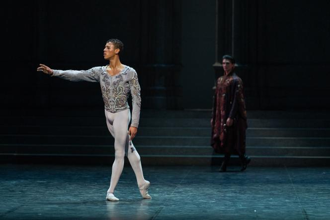 Guillaume Diop dans « Le Lac des Cygnes », de Rudolf Noureev, à l’Opéra Bastille, à Paris, le 2 décembre 2022.