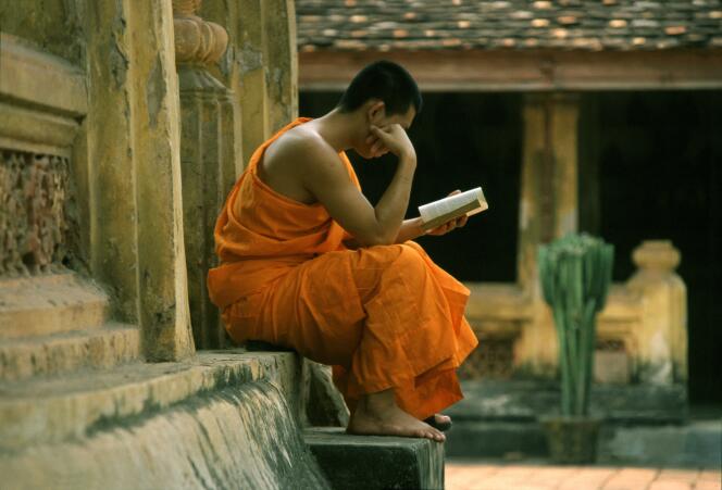 Un moine bouddhiste au temple de Si Saket (Laos). 