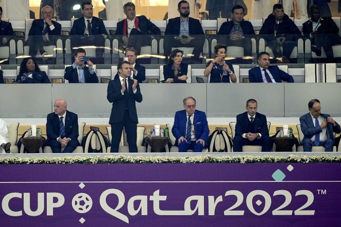 Emmanuel Macron pendant le match France-Maroc, au stade Al-Bayt, à Al-Khor (Qatar), le 14 décembre 2022. 