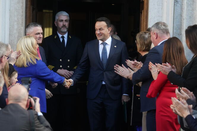 Le nouveau premier ministre irlandais, Leo Varadkar, quitte Leinster House à Dublin, samedi 17 décembre 2022. 