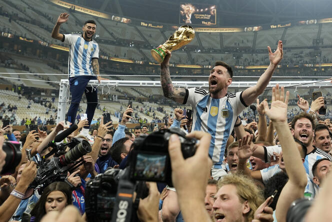 Lionel Messi et l’Argentine célèbrent leur victoire face à l’équipe de France, au stade de Lusail, au Qatar, le 18 décembre 2022.