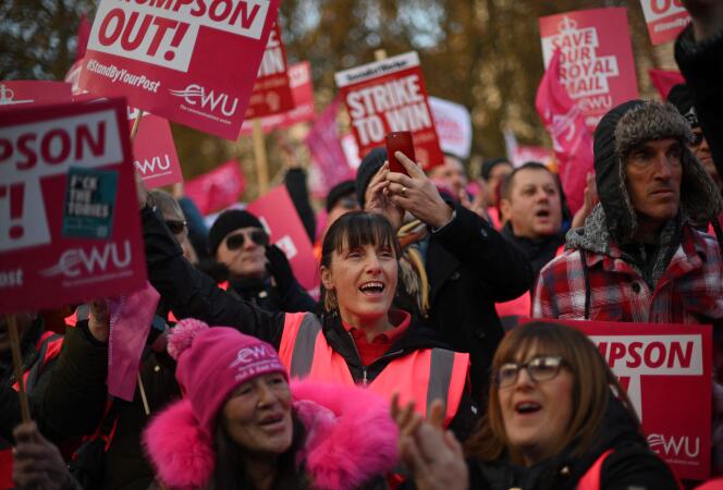 Durante una manifestación en apoyo de los trabajadores postales de Royal Mail en huelga, en Parliament Square, Londres, el 9 de diciembre de 2022. 