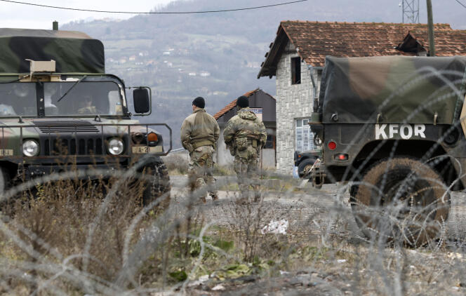 Soldats de la force de paix de l’OTAN, la KFOR, gardant un checkpoint à la frontière entre la Serbie et le Kosovo, à Jarinje, au Kosovo, le 18 décembre 2022.