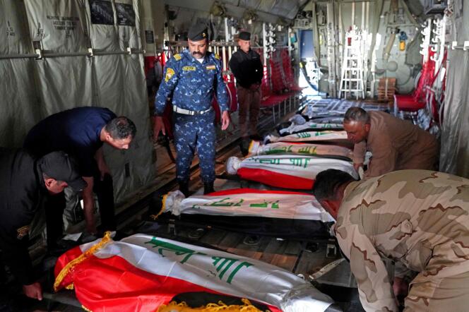 Les corps des membres de la police fédérale irakienne, tués lors d’une attaque revendiquée par l’EI, sont embarqués dans un avion sur l’aéroport de Kirkouk, le 18 décembre 2022.