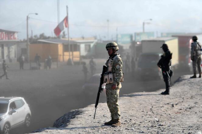 Policías y soldados en la región de Arequipa, en el sur de Perú, el 17 de diciembre de 2022.