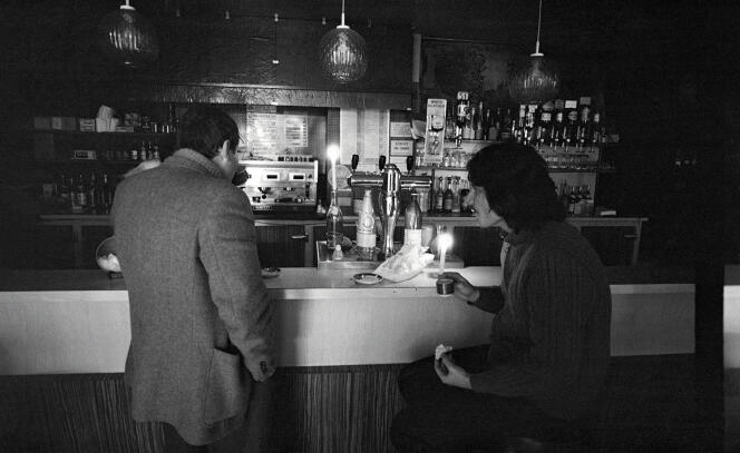 In a Parisian bistro, on the morning of the breakdown, customers take their coffee by candlelight, on December 19, 1978 in Paris.