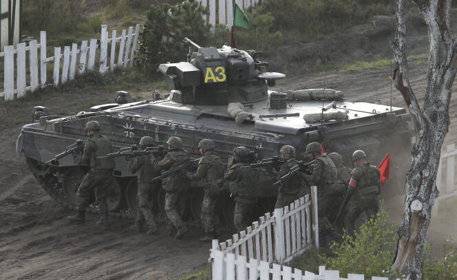 Des soldats allemands près d’un véhicule Marder, près de Hanovre, en septembre 2011. C’est ce genre de véhicule que Berlin va fournir à Kiev.