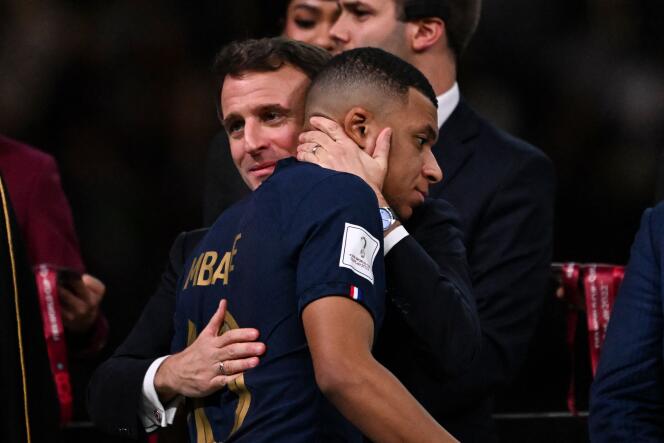 Emmanuel Macron remet le Soulier d’or de la FIFA à Kylian Mbappé lors de la cérémonie de remise des trophées après la finale de la Coupe du monde de football, à Lusail, près de Doha, le 18 décembre 2022.