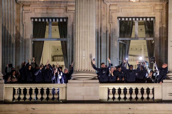 Au lendemain de la finale de la Coupe du monde 2022 perdue contre l’Argentine au Qatar, l’équipe de France de football salue ses supporteurs depuis l’hôtel de Crillon, sur la place de la Concorde, à Paris, le 19 décembre 2022.