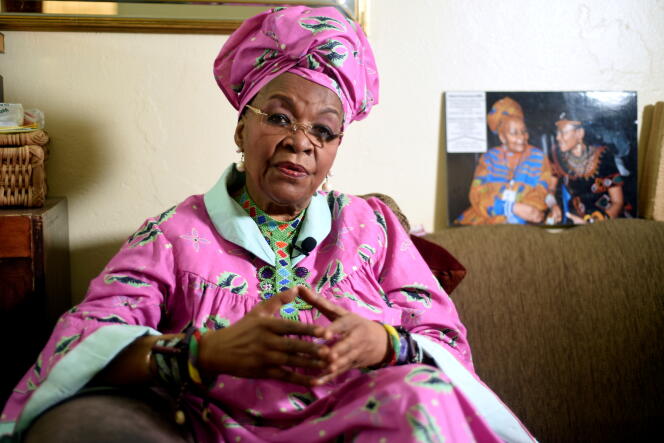 Kameroense prokureur Alice Nkom by haar huis in Douala op 24 April 2021.