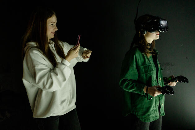 Dans le sous-sol de Cube, une entreprise de réalité virtuelle, à Kiev, le 18 décembre 2022. Katia, 15 ans, essaie des lunettes pour jouer à un jeu d’investigation. Pendant les premiers mois de guerre, Cube a permis à une vingtaine de personnes de s’abriter dans ses locaux.