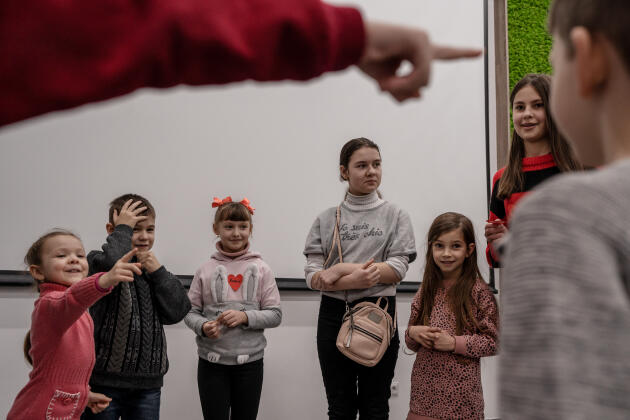 L’organisation Veles Idey organise un atelier de confection de bonshommes en pain d’épice pour un groupe d’enfants, à Kiev, le 18 décembre 2022. « C’est essentiel, surtout pour les enfants évacués des villes sur le front ou occupées », dit Leana, directrice de cette organisation à l’initiative d’ateliers d’art thérapie.