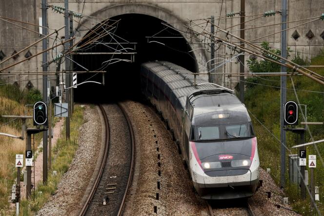 Un TGV, près de Paris, le 1er août 2022.