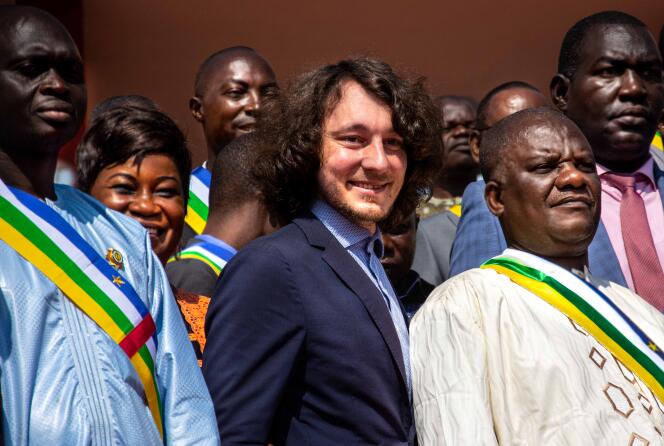 Dmitri Sytyi responsable du centre culturel russe à Bangui, entouré par des députés centrafricains à l’Assemblée nationale, le 15 octobre 2021.