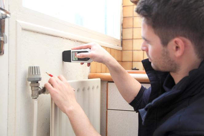 Test d’humidité sur un mur mal isolé - environ 12 millions de personnes vivent en France dans des « passoires thermiques »