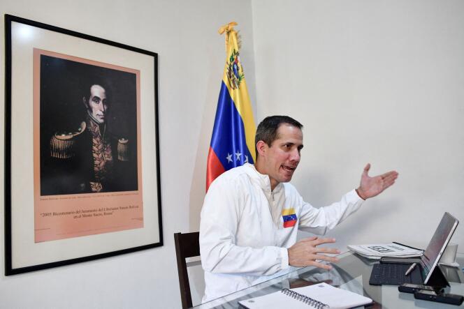 Juan Guaido répondant à une interview, à Caracas, Venezuela, le 6 décembre 2022.