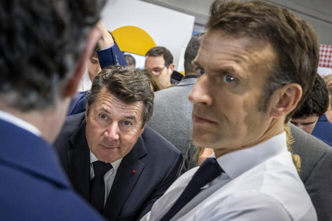 Christian Estrosi, maire de Nice, et Emmanuel Macron visitent le Salon des maires et des collectivités locales à la porte de Versailles, à Paris, le 23 novembre 2022.