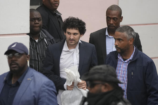 Le fondateur de FTX, Sam Bankman-Fried, escorté à la sortie du tribunal de Nassau, au Bahamas, après avoir donné son accord pour être extradé, le 21 décembre 2022.