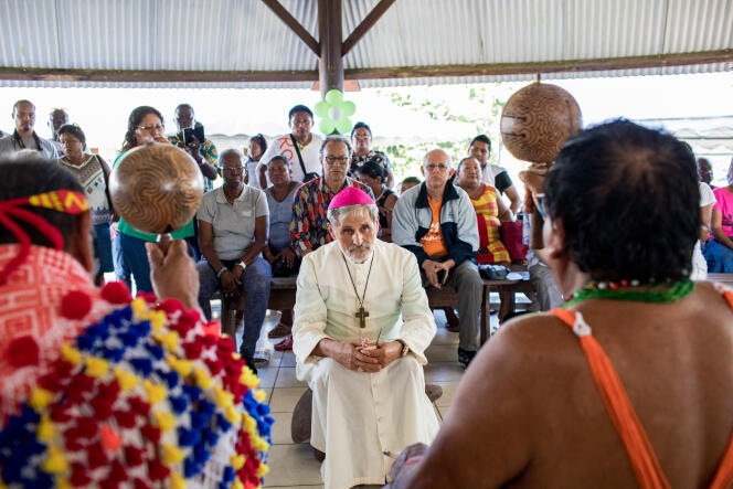 L’évêque de Cayenne Emmanuel Lafont, lors d’une cérémonie avec des peuples autochtones de la commune Awala-Yalimapo, en Guyane française, le 6 juillet 2019.