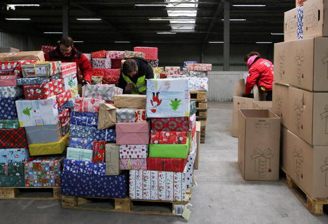 Des bénévoles allemands emballent des cadeaux dans des boîtes destinées aux enfants d’Ukraine et d’autres pays d’Europe de l’Est, à Mülheim-Kärlich, en Allemagne, le 2 décembre 2022.