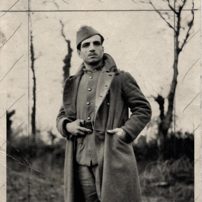 Retrato de Missak Manouchian (1906-1944), poeta, periodista, sindicalista, combatiente de la resistencia armenia, con uniforme de soldado, de licencia.