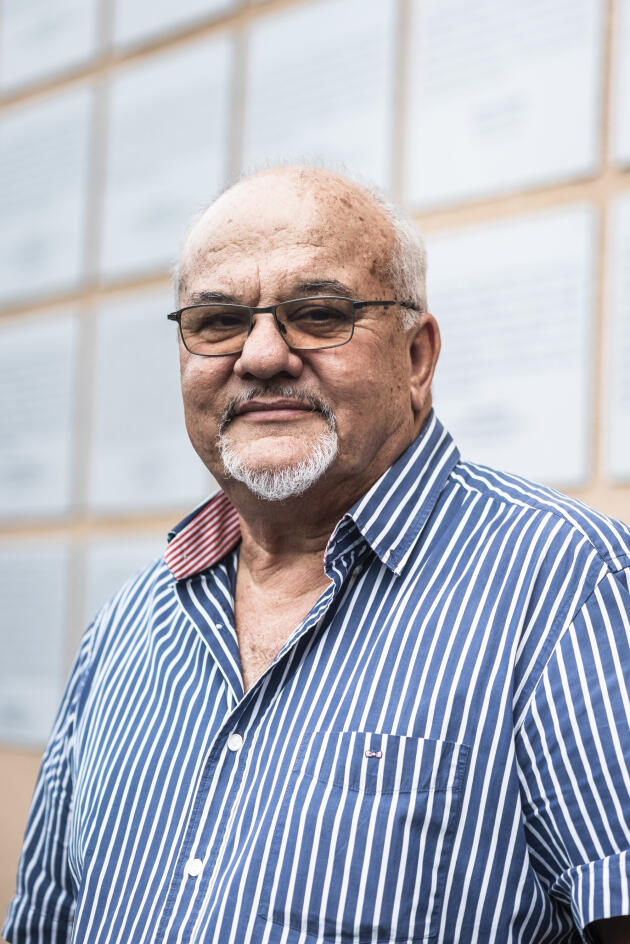 L’édile Patrick Robelin, élu en 2020, devant la mairie de Bourail (Nouvelle-Calédonie), le 6 décembre 2022.