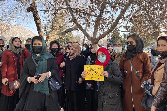 Afghanische Frauen demonstrieren am Donnerstag, 22. Dezember 2022, in Kabul gegen ein Verbot der Hochschulbildung für Frauen.