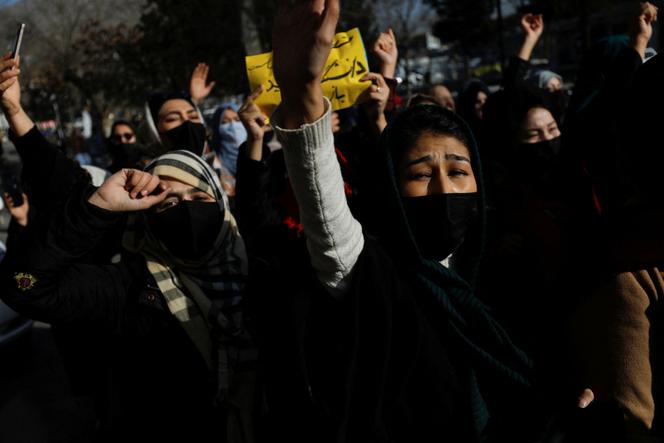 Mujeres afganas protestan en Kabul contra la decisión de los talibanes de prohibir el ingreso de mujeres a las universidades, el jueves 22 de diciembre de 2022. 