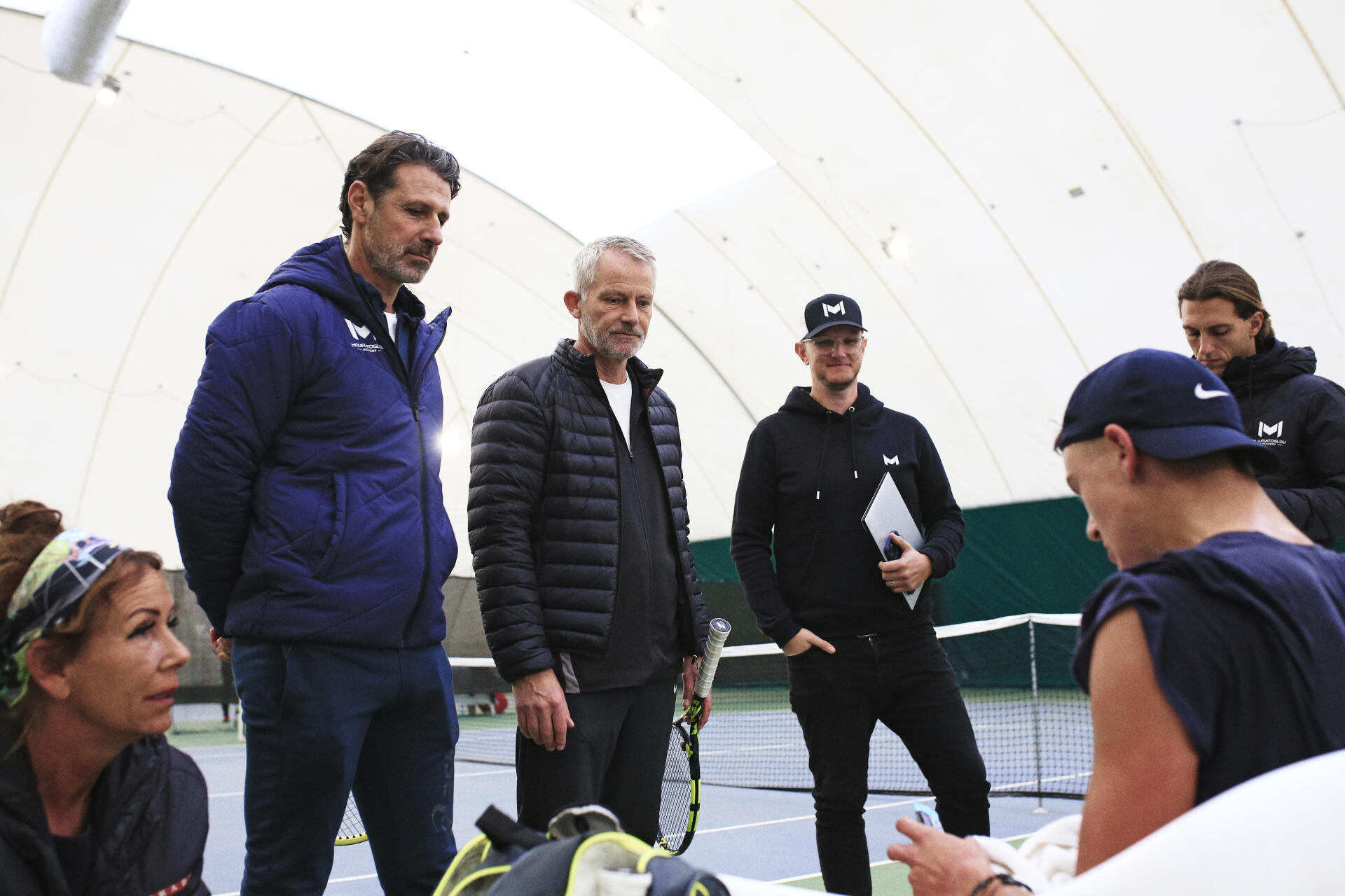 Holger Rune en un entrenamiento en la Mouratoglou Tennis Academy, en Biot (Alpes-Maritimes), el 8 de diciembre de 2022. De izquierda a derecha: Aneke Rune, Patrick Mouratoglou, su entrenador, Lars Christensen, su histórico entrenador, Mike James, analista de datos , y Lapo Becherini, preparador físico.