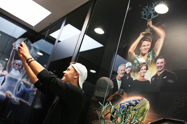 Selfie de Holger Rune, en la Academia de Tenis Mouratoglou, el 8 de diciembre de 2022, frente a la ventana donde se muestra su trofeo ganado en Bercy en noviembre de 2022.