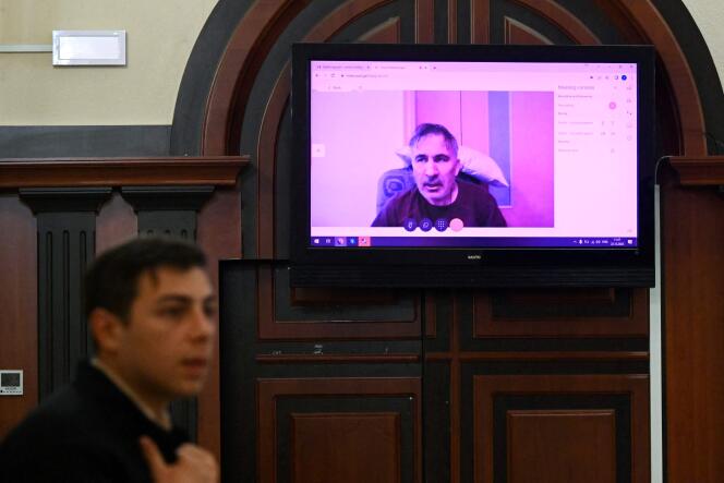 Mikheil Saakashvili, expresidente de Georgia, aparece en una pantalla de video vía enlace de video desde su cama de hospital, durante una audiencia de deliberación para decidir si debe ser puesto en libertad o posponer su sentencia por motivos de salud, en Tbilisi, el 22 de diciembre de 2022. 