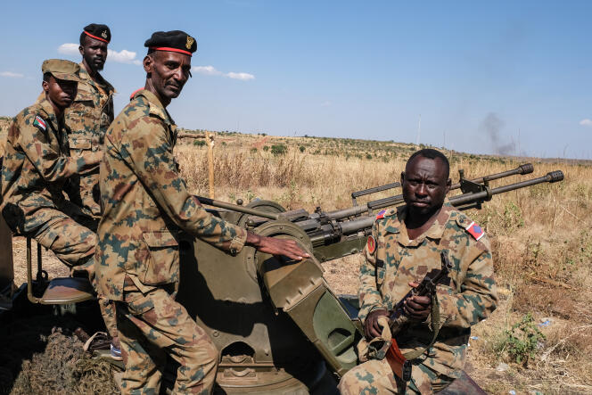 Des soldats de l’armée soudanaise sur une colline qui domine la rivière Atbara, à Wad Aroud, le 29 novembre 2022.
