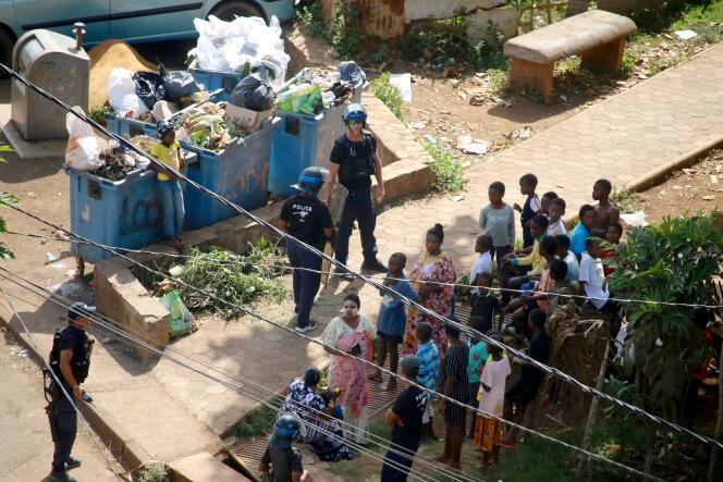 Des policiers de l’unité GAO entrent dans un bidonville, dans le village de Vahibé, près de Mamoudzou, à Mayotte, le 28 novembre 2022.