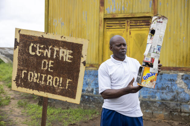 Jean-Jacques Diédika, ingénieur et collègue de Jean-Patrice Kéka, montre la toute première fusée réalisée par son collègue au site de lancement de fusées de Menkao (RDC), le 6 novembre 2022.