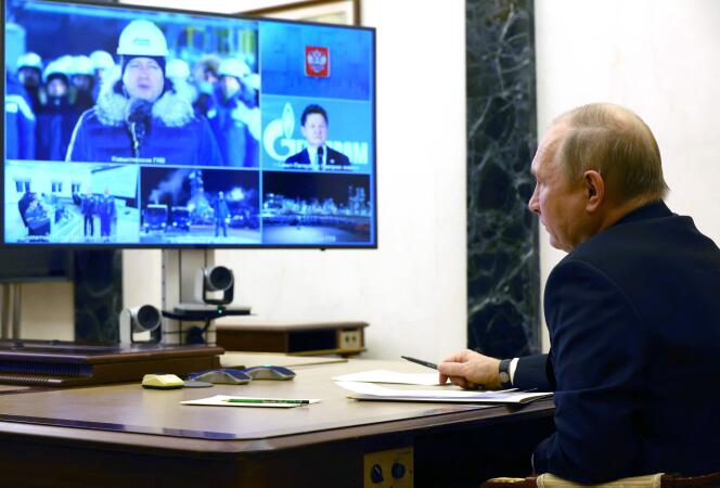 Le président russe, Vladimir Poutine, assiste à distance à la cérémonie d’ouverture du gisement de pétrole de Kovykta, en Sibérie, depuis son bureau au Kremlin, à Moscou, le 21 décembre 2022. 