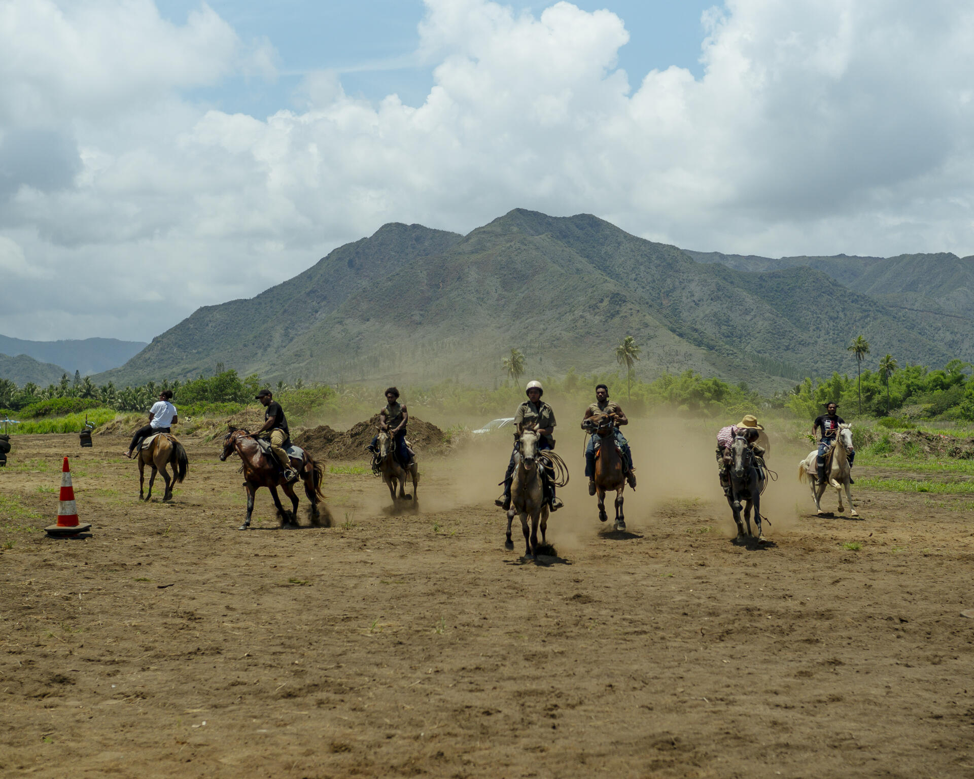 Course de chevaux, lors d’une fête communale organisée à Houaïlou, en Nouvelle-Calédonie, le 11 décembre 2022.
