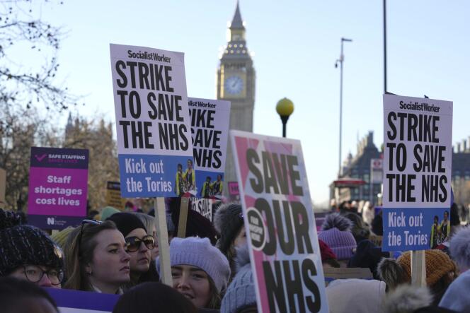 Perawat berdemonstrasi di luar Rumah Sakit St Thomas, London pada Kamis 15 Desember 2022. 