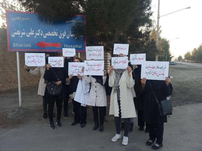 Doctors from the Shariati hospital in Mashhad (Iran) gather in support of the demonstrators on December 4, 2022. On the placards: 