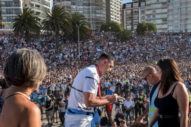 El portero argentino Emiliano Martínez, en Mar del Plata (Argentina), para celebrar su título de campeón mundial, 22 de diciembre de 2022.